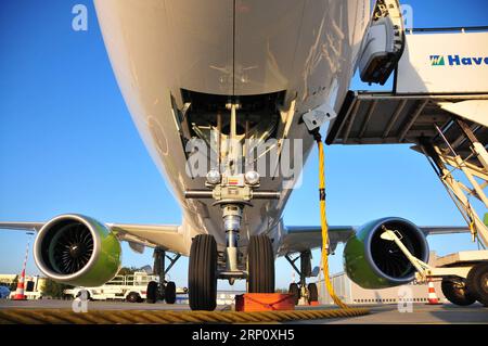 (180528) -- RIGA, 28 maggio 2018 -- la foto del file scattata il 12 luglio 2017 mostra un aereo Bombardier CS300 della compagnia aerea nazionale lettone AirBaltic all'aeroporto internazionale di riga, riga, Lettonia. La compagnia aerea nazionale lettone AirBaltic ordinerà fino a 60 aerei di linea Bombardier CS300 per la sua flotta in un accordo del valore di oltre 5 miliardi di euro (5,81 miliardi di dollari USA), ha annunciato lunedì il CEO della società Martin Gauss ). FILE-LETTONIA-RIGA-AIRBALTIC-BOMBARDIER-AIRCRAFT-PURCHASE JANIS PUBLICATIONXNOTXINXCHN Foto Stock