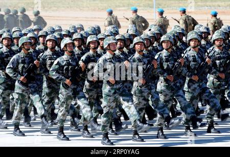 (180530) -- PECHINO, 30 maggio 2018 -- i soldati dell'esercito di liberazione del popolo partecipano alla cerimonia di apertura dell'esercitazione congiunta denominata in codice missione di pace 2014 che coinvolge gli stati membri dell'Organizzazione di cooperazione di Shanghai (SCO) a Zhurihe, regione autonoma della Mongolia interna della Cina settentrionale, 24 agosto 2014. Il 18° vertice dell'Organizzazione di cooperazione di Shanghai (SCO) è previsto per il 9 e 10 giugno a Qingdao, una città costiera nella provincia dello Shandong della Cina orientale. )(wsw) CHINA-SCO-COURSE OF 17 YEARS (CN) ZhangxLing PUBLICATIONxNOTxINxCHN Foto Stock