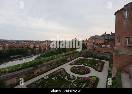 Vista panoramica del Pont Vieux (Ponte Vecchio), del Palazzo Berbie e della città vecchia di Albi, Francia Foto Stock