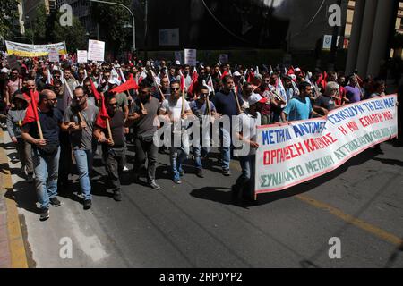 (180530) -- ATENE, 30 maggio 2018 -- le persone prendono parte a una marcia durante uno sciopero generale di 24 ore nel centro di Atene, in Grecia, il 30 maggio 2018. La Grecia è stata presa mercoledì da uno sciopero generale a livello nazionale di 24 ore convocato dai sindacati per protestare contro l'austerità in corso. ) GRECIA-ATENE-SCIOPERO GENERALE MariosxLolos PUBLICATIONxNOTxINxCHN Foto Stock