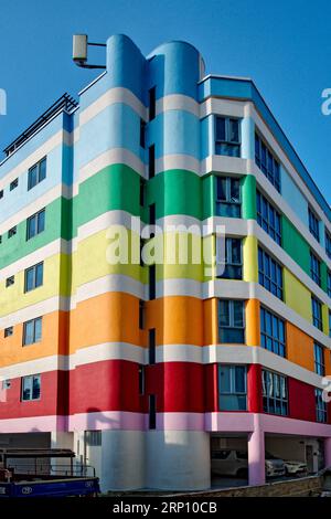 Un edificio a più piani in Bukit Pasoh Road, Chinatown, Singapore, dipinto in colori che ricordano da vicino la bandiera arcobaleno LGBT+ Foto Stock