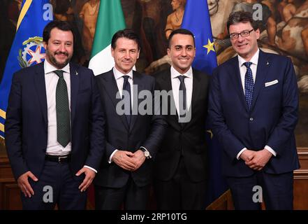 News Bilder des Tages Italien, Vereidigung der neuen Regierung in Rom (180601) -- ROMA, 1 giugno -- il primo Ministro italiano Giuseppe Conte (II L), nominato di recente, pone il Sottosegretario al primo Ministro Giancarlo Giorgetti (1° R), il Ministro degli interni Matteo Salvini (1° L) e il Ministro dello sviluppo economico e del lavoro Luigi di Maio (2° R) a Roma, Italia, il 1° giugno 2018. Il governo italiano formato dal neo-nominato primo ministro Giuseppe Conte è stato ufficialmente giurato nel palazzo presidenziale venerdì. ) ITALIA-ROMA-GIUSEPPE CONTE-NUOVO GOVERNO ALBERTOXLINGRIA PUBLICATIONXNOTXINXCHN Foto Stock