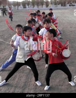 (180602) -- PECHINO, 2 giugno 2018 -- foto del file scattata il 28 maggio 2001 mostra i bambini che preparano la danza per celebrare la giornata internazionale dei bambini nella contea autonoma mongola di Dorbod, nella provincia di Heilongjiang nella Cina nordorientale. Questo set di 41 vecchie foto, scattate dal 1978 al 2018 di anno, registrano pittoricamente i momenti d'infanzia dei bambini cinesi negli ultimi quattro decenni. ) (wyo)(zt) CHINA-OLD PHOTOS-CHILDHOOD-PICTORIAL RECORD (CN) ZhouxQue PUBLICATIONxNOTxINxCHN Foto Stock
