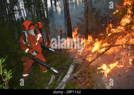 (180603) -- HULUN BUIR, 3 giugno 2018 -- i vigili del fuoco lavorano per estinguere l'incendio in una foresta nei monti Hinggan, regione autonoma della Mongolia interna della Cina settentrionale, 2 giugno 2018. Finora non sono state segnalate vittime o danni alle principali strutture. Quasi 2.000 poliziotti forestali e vigili del fuoco sono stati mobilitati per combattere gli incendi boschivi. ) (wyo) INCENDI BOSCHIVI DELLA MONGOLIA INTERNA ALLA CINA (CN) WuxShikang PUBLICATIONxNOTxINxCHN Foto Stock
