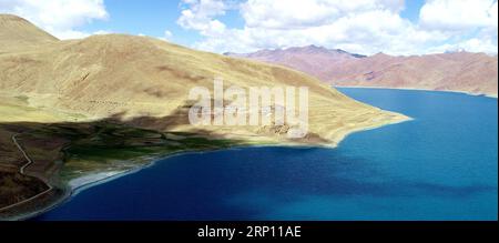 (180603) -- PECHINO, 3 giugno 2018 -- foto aerea scattata il 27 maggio 2018 mostra lo scenario del Lago Yamdrok nella contea di Nagarze della città di Shannan, nella regione autonoma del Tibet della Cina sud-occidentale. ) XINHUA FOTO SCELTE SETTIMANALI JigmexDorgi PUBLICATIONxNOTxINxCHN Foto Stock