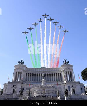 (180603) -- PECHINO, 3 giugno 2018 -- la squadra aerobatica italiana delle frecce Tricolori si esibisce durante la cerimonia che segna la Festa della Repubblica a Roma, in Italia, il 2 giugno 2018. ) XINHUA FOTO SCELTE SETTIMANALI AlbertoxLingria PUBLICATIONxNOTxINxCHN Foto Stock