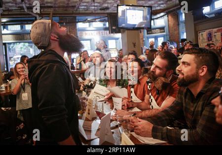 (180603) -- VANCOUVER, 3 giugno 2018 -- Un partecipante mostra i suoi capelli facciali davanti ai giudici durante la quarta edizione annuale Vancouver Facial Hair Competition a Vancouver, Canada, 2 giugno 2018. ) (zf) CANADA-VANCOUVER-FACIAL HAIR COMPETITION LiangxSen PUBLICATIONxNOTxINxCHN Foto Stock