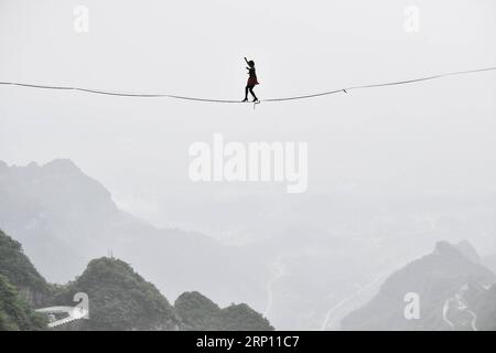 (180603) -- PECHINO, 3 giugno 2018 -- Mimi Guesdon di Francia partecipa a un concorso slackline con tacchi alti a Zhangjiajie, nella provincia di Hunan della Cina centrale, 27 maggio 2018. ) XINHUA FOTO SCELTE SETTIMANALI ShaoxYing PUBLICATIONxNOTxINxCHN Foto Stock