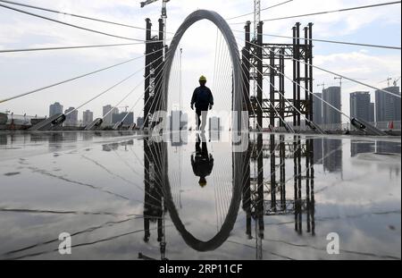 (180603) -- PECHINO, 3 giugno 2018 -- Un lavoratore è visto nel cantiere del ponte Baisha a Liuzhou, nella regione autonoma del Guangxi Zhuang, nella Cina meridionale, il 29 maggio 2018. La struttura principale del ponte principale del ponte Baisha a Liuzhou è stata completata il martedì. ) XINHUA FOTO SCELTE SETTIMANALI LixHanchi PUBLICATIONxNOTxINxCHN Foto Stock