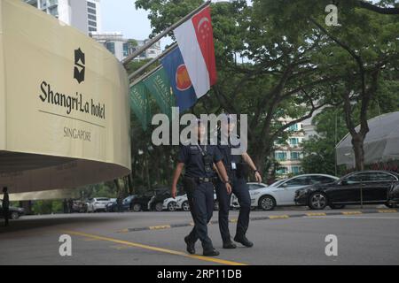 (180603) -- PECHINO, 3 giugno 2018 -- poliziotti pattugliano fuori dall'hotel Shangri-la, dove il 17° Shangri-la Dialogue si tiene a Singapore, il 1° giugno 2018. ) (Zcc) Xinhua titoli: Come la Cina porta pace e stabilità nell'Asia-Pacifico ThenxChihxWey PUBLICATIONxNOTxINxCHN Foto Stock