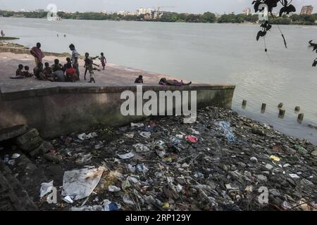 (180605) -- CALCUTTA, 5 giugno 2018 -- i bambini giocano accanto alla spazzatura di plastica lungo la riva del fiume Gange a Calcutta, India, 5 giugno 2018. La giornata mondiale dell'ambiente viene commemorata ogni anno il 5 giugno. Il tema di quest'anno è Beat Plastic Pollution . )(yg) INDIA-KOLKATA-WORLD ENVIRONMENT DAY TumpaxMondal PUBLICATIONxNOTxINxCHN Foto Stock