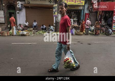 (180605) -- CALCUTTA, 5 giugno 2018 -- Un uomo porta un sacchetto di plastica a Calcutta, India, 5 giugno 2018. La giornata mondiale dell'ambiente viene commemorata ogni anno il 5 giugno. Il tema di quest'anno è Beat Plastic Pollution . )(yg) INDIA-KOLKATA-WORLD ENVIRONMENT DAY TumpaxMondal PUBLICATIONxNOTxINxCHN Foto Stock