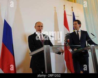 (180605) -- VIENNA, 5 giugno 2018 -- il presidente russo Vladimir Putin (L) e il cancelliere austriaco Sebastian Kurz partecipano a una conferenza stampa congiunta a Vienna, in Austria, il 5 giugno 2018. Putin ha detto qui martedì che il suo paese ha superato le sanzioni occidentali che danneggiano anche gli stati occidentali stessi, notando che tutte le parti sono interessate a revocare le sanzioni. ) AUSTRIA-VIENNA-RUSSIA-PUTIN-VISITA LiuxXiang PUBLICATIONxNOTxINxCHN Foto Stock