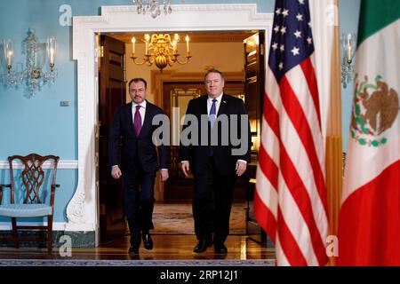 (180605) -- WASHINGTON, 5 giugno 2018 -- il Segretario di Stato americano Mike Pompeo (R) e il Segretario agli Esteri messicano Luis Videgaray assistono a una foto al Dipartimento di Stato a Washington D.C., negli Stati Uniti, il 5 giugno 2018. ) U.S.-WASHINGTON D.C.-POMPEO-MESSICO-RIUNIONE DEL SEGRETARIO DEGLI ESTERI TINGXSHEN PUBLICATIONXNOTXINXCHN Foto Stock