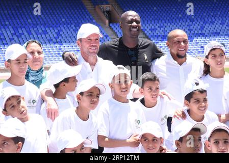 (180606) -- MARRAKECH, 6 giugno 2018 -- l'ex calciatore tedesco Lothar Matthaeus (4° R, Top), l'ex calciatore senegalese Khalilou Fadiga (3° R, Top) e l'ex calciatore brasiliano Roberto Carlos (2° R, Top) si mettono in posa per delle foto con i bambini durante la loro visita in uno stadio a Marrakech, Marocco, il 5 giugno 2018. Lothar Matthaeus, Roberto Carlos e Khalilou Fadiga sono ambasciatori per l'offerta di Coppa del mondo Marocco 2026.) (SP)MOROCCO-MARRAKECH-SOCCER-CARLOS-MATTHAEUS-FADIGA AISSA PUBLICATIONXNOTXINXCHN Foto Stock