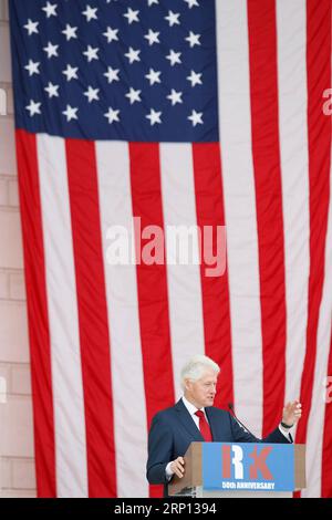 (180606) -- WASHINGTON, 6 giugno 2018 -- l'ex presidente degli Stati Uniti Bill Clinton parla durante un memoriale pubblico per Robert F. Kennedy al 50 ° anniversario del suo assassinio al Cimitero Nazionale di Arlington, Virginia, Stati Uniti, il 6 giugno 2018. ) U.S.-VIRGINIA-ARLINGTON-RFK-MEMORIAL TingxShen PUBLICATIONxNOTxINxCHN Foto Stock