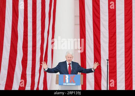 News Themen der Woche KW23 News Bilder des Tages (180606) -- WASHINGTON, 6 giugno 2018 -- l'ex presidente degli Stati Uniti Bill Clinton parla durante un memoriale pubblico per Robert F. Kennedy in occasione del 50° anniversario del suo assassinio al Cimitero Nazionale di Arlington, Virginia, negli Stati Uniti, il 6 giugno 2018. U.S.-VIRGINIA-ARLINGTON-RFK-MEMORIAL TingxShen PUBLICATIONxNOTxINxCHN Foto Stock