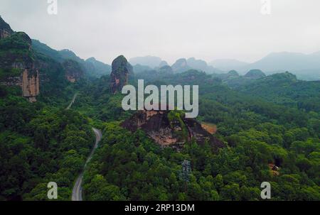 (180607) -- YINGTAN, 7 giugno 2018 -- foto aerea scattata il 6 giugno 2018 mostra il paesaggio del Longhu Mountain geopark a Yingtan, nella provincia del Jiangxi della Cina orientale. Il monte Longhu è famoso per essere uno dei luoghi di nascita del taoismo, con molti templi taoisti costruiti sul fianco della montagna. Gli archeologi hanno scoperto le rovine del più grande tempio taoista della Cina, il grande Palazzo Shangqing, sul monte Longhu e hanno scoperto che la sua struttura ha una sorprendente somiglianza con quella dei palazzi della città Proibita di Pechino, l'ex residenza imperiale. Nel 2010, l'UNESCO ha iscritto il monte Longhu sul World Herita Foto Stock