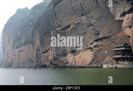 (180607) -- YINGTAN, 7 giugno 2018 -- foto aerea scattata il 5 giugno 2018 mostra il paesaggio del Longhu Mountain geopark a Yingtan, nella provincia del Jiangxi della Cina orientale. Il monte Longhu è famoso per essere uno dei luoghi di nascita del taoismo, con molti templi taoisti costruiti sul fianco della montagna. Gli archeologi hanno scoperto le rovine del più grande tempio taoista della Cina, il grande Palazzo Shangqing, sul monte Longhu e hanno scoperto che la sua struttura ha una sorprendente somiglianza con quella dei palazzi della città Proibita di Pechino, l'ex residenza imperiale. Nel 2010, l'UNESCO ha iscritto il monte Longhu sul World Herita Foto Stock