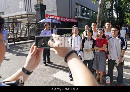 (180607) -- PECHINO, 7 giugno 2018 -- i candidati si pongono per una foto di gruppo fuori dalla sede dell'esame alla Beijing No. 4 High School di Pechino, capitale della Cina, 7 giugno 2018. Circa 9,75 milioni di studenti si sono registrati per l'esame di ammissione al college nazionale, che si svolge dal 7 all'8 giugno. ) (Wyl) CHINA-NATIONAL COLLEGE ENTRY EXAMINATION(CN) ShenxBohan PUBLICATIONxNOTxINxCHN Foto Stock