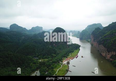 (180607) -- YINGTAN, 7 giugno 2018 -- foto aerea scattata il 6 giugno 2018 mostra il paesaggio del Longhu Mountain geopark a Yingtan, nella provincia del Jiangxi della Cina orientale. Il monte Longhu è famoso per essere uno dei luoghi di nascita del taoismo, con molti templi taoisti costruiti sul fianco della montagna. Gli archeologi hanno scoperto le rovine del più grande tempio taoista della Cina, il grande Palazzo Shangqing, sul monte Longhu e hanno scoperto che la sua struttura ha una sorprendente somiglianza con quella dei palazzi della città Proibita di Pechino, l'ex residenza imperiale. Nel 2010, l'UNESCO ha iscritto il monte Longhu sul World Herita Foto Stock