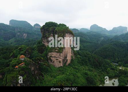 (180607) -- YINGTAN, 7 giugno 2018 -- foto aerea scattata il 6 giugno 2018 mostra il paesaggio del Longhu Mountain geopark a Yingtan, nella provincia del Jiangxi della Cina orientale. Il monte Longhu è famoso per essere uno dei luoghi di nascita del taoismo, con molti templi taoisti costruiti sul fianco della montagna. Gli archeologi hanno scoperto le rovine del più grande tempio taoista della Cina, il grande Palazzo Shangqing, sul monte Longhu e hanno scoperto che la sua struttura ha una sorprendente somiglianza con quella dei palazzi della città Proibita di Pechino, l'ex residenza imperiale. Nel 2010, l'UNESCO ha iscritto il monte Longhu sul World Herita Foto Stock