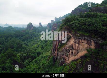 (180607) -- YINGTAN, 7 giugno 2018 -- foto aerea scattata il 6 giugno 2018 mostra il paesaggio del Longhu Mountain geopark a Yingtan, nella provincia del Jiangxi della Cina orientale. Il monte Longhu è famoso per essere uno dei luoghi di nascita del taoismo, con molti templi taoisti costruiti sul fianco della montagna. Gli archeologi hanno scoperto le rovine del più grande tempio taoista della Cina, il grande Palazzo Shangqing, sul monte Longhu e hanno scoperto che la sua struttura ha una sorprendente somiglianza con quella dei palazzi della città Proibita di Pechino, l'ex residenza imperiale. Nel 2010, l'UNESCO ha iscritto il monte Longhu sul World Herita Foto Stock