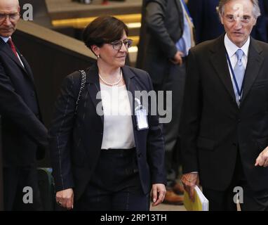 (180607) -- BRUXELLES, 7 giugno 2018 -- il ministro della difesa italiano Elisabetta trenta (C) arriva per una riunione dei ministri della difesa della NATO presso la sua sede a Bruxelles, in Belgio, 7 giugno 2018. ) (lrz) BELGIO-BRUXELLES-NATO-MINISTRI DELLA DIFESA-RIUNIONE YexPingfan PUBLICATIONxNOTxINxCHN Foto Stock