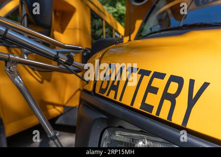 Davanti a uno scuolabus giallo parcheggiato. Foto Stock