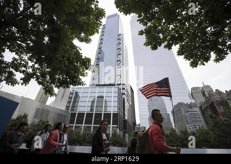 (180611) -- NEW YORK, 11 giugno 2018 -- i turisti camminano davanti al 9/11 Memorial & Museum di fronte al 3 World Trade Center (L, Rear) a Lower Manhattan, New York, Stati Uniti, l'11 giugno 2018. Il 3 World Trade Center di 80 piani, alto 329 metri, è stato ufficialmente aperto qui lunedì. L'edificio per uffici diventa la quinta torre più alta di New York. U.S.-NEW YORK-3 WORLD TRADE CENTER-OPENING WANGXYING PUBLICATIONXNOTXINXCHN Foto Stock