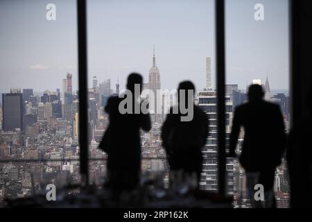 (180611) -- NEW YORK, 11 giugno 2018 -- gli ospiti guardano la vista di Manhattan al 68° piano del 3 World Trade Center a Lower Manhattan, New York, Stati Uniti, l'11 giugno 2018. Il 3 World Trade Center di 80 piani, alto 329 metri, è stato ufficialmente aperto qui lunedì. L'edificio per uffici diventa la quinta torre più alta di New York. U.S.-NEW YORK-3 WORLD TRADE CENTER-OPENING WANGXYING PUBLICATIONXNOTXINXCHN Foto Stock