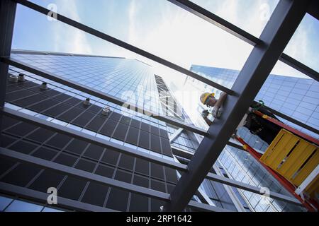 (180611) -- NEW YORK, 11 giugno 2018 -- Un uomo lavora alla piattaforma del 3 World Trade Center a Lower Manhattan, New York, negli Stati Uniti, l'11 giugno 2018. Il 3 World Trade Center di 80 piani, alto 329 metri, è stato ufficialmente aperto qui lunedì. L'edificio per uffici diventa la quinta torre più alta di New York. U.S.-NEW YORK-3 WORLD TRADE CENTER-OPENING WANGXYING PUBLICATIONXNOTXINXCHN Foto Stock