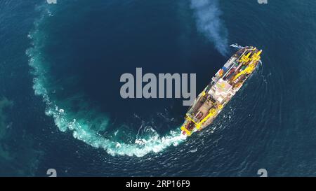 (180612) -- QIDONG, 12 giugno 2018 -- Tian Kun Hao, una nave di dragaggio di costruzione cinese, la più grande del suo genere in Asia, naviga sotto prova in mare dopo aver lasciato un porto nella provincia di Jiangsu della Cina orientale, l'11 giugno 2018. Tian Kun Hao, costruito da Tianjin Dredging Co. Ltd., una controllata di China Communication Construction Co., Ltd (CCCC), ha finito la sua prima prova in mare. La nave lunga 140 metri, con la capacità prevista di dragare 6.000 metri cubi all'ora, può scavare fino a 35 metri sotto il fondo marino. ) (Wyl) CHINA-JIANGSU-LARGE DRAGING VESSEL-SEA TRIAL (CN) MaoxZhenhua PUBLICATIONxNOTxINxC Foto Stock