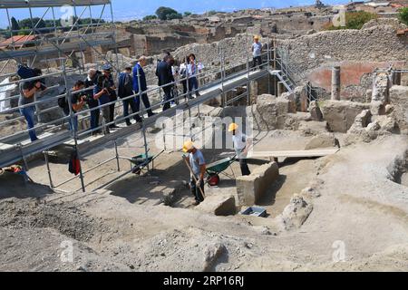 (180613) -- POMPEI, 13 giugno 2018 -- persone lavorano in una sezione recentemente rinvenuta nel sito archeologico di Pompei in Italia, 8 giugno 2018. PER ANDARE CON la caratteristica: Nuovi indizi della vita antica romana emergono a Pompei mentre gli esperti italiani adottano un approccio multidisciplinare. ) (Zcc) ITALIA-POMPEI-NUOVI LAVORI DI SCAVO HuangxWanqing PUBLICATIONxNOTxINxCHN Foto Stock