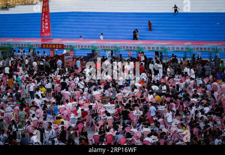 (180613) -- XUYI, 13 giugno 2018 -- foto scattata il 13 giugno 2018 mostra la scena di un enorme banchetto di gamberi a Xuyi, nella provincia di Jiangsu della Cina orientale. Più di 50.000 residenti e turisti hanno partecipato alla festa qui mercoledì. Le industrie legate al gambero in Cina hanno visto una forte crescita lo scorso anno, mentre la produzione totale è salita del 83,15% a 268,5 miliardi di yuan (42 miliardi di dollari USA) nel 2017, ha dichiarato un rapporto pubblicato martedì. L'anno scorso sono state raccolte 1,13 milioni di tonnellate di gamberi, con le province di Hubei, Anhui, Hunan, Jiangsu e Jiangxi come maggiori produttori. (LB) CINA-JIANGSU-XUYI- Foto Stock