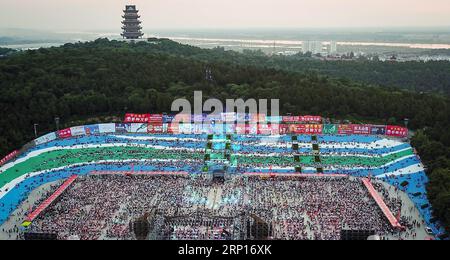 (180613) -- XUYI, 13 giugno 2018 -- i visitatori assaggiano i gamberi durante un enorme banchetto di gamberi a Xuyi, nella provincia di Jiangsu, nella Cina orientale, il 13 giugno 2018. Più di 50.000 residenti e turisti hanno partecipato alla festa qui mercoledì. Le industrie legate al gambero in Cina hanno visto una forte crescita lo scorso anno, mentre la produzione totale è salita del 83,15% a 268,5 miliardi di yuan (42 miliardi di dollari USA) nel 2017, ha dichiarato un rapporto pubblicato martedì. L'anno scorso sono state raccolte 1,13 milioni di tonnellate di gamberi, con le province di Hubei, Anhui, Hunan, Jiangsu e Jiangxi come maggiori produttori. (LB) CINA-JIANGSU-XUYI- Foto Stock