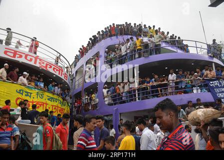(180613) -- DACCA, 13 giugno 2018 () -- la gente si ferma sul ponte superiore di un traghetto al Sadarghat Launch Terminal di Dacca, capitale del Bangladesh, il 13 giugno 2018. Molte persone sono andate al terminal di lancio di Dacca mercoledì per tornare a casa per celebrare l'imminente Eid al-Fitr, la fine del mese sacro musulmano del Ramadan. () BANGLADESH-DHAKA-EID AL-FITR-TRAVELERS XINHUA PUBLICATIONXNOTXINXCHN Foto Stock