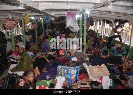 (180613) -- DACCA, 13 giugno 2018 () -- Un traghetto è affollato di viaggiatori al Sadarghat Launch Terminal di Dacca, capitale del Bangladesh, il 13 giugno 2018. Molte persone sono andate al terminal di lancio di Dacca mercoledì per tornare a casa per celebrare l'imminente Eid al-Fitr, la fine del mese sacro musulmano del Ramadan. () BANGLADESH-DHAKA-EID AL-FITR-TRAVELERS XINHUA PUBLICATIONXNOTXINXCHN Foto Stock