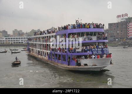 (180613) -- DACCA, 13 giugno 2018 () -- Un traghetto pieno di viaggiatori lascia il Sadarghat Launch Terminal a Dacca, capitale del Bangladesh, il 13 giugno 2018. Molte persone sono andate al terminal di lancio di Dacca mercoledì per tornare a casa per celebrare l'imminente Eid al-Fitr, la fine del mese sacro musulmano del Ramadan. () BANGLADESH-DHAKA-EID AL-FITR-TRAVELERS XINHUA PUBLICATIONXNOTXINXCHN Foto Stock