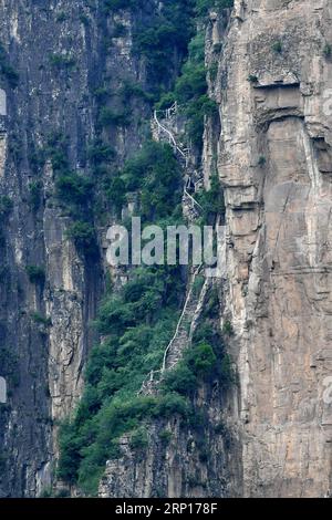 (180614) -- TAIYUAN, 14 giugno 2018 -- la foto scattata il 13 giugno 2018 mostra una scalinata sulle scogliere usata in passato dagli abitanti del villaggio per andare al capoluogo della contea nel villaggio di Shenlongwan nella città di Changzhi, nella provincia dello Shanxi della Cina settentrionale. Una strada lunga 1.526 metri fu costruita lungo le scogliere per collegare l'isolato Shenlongwan all'esterno. La costruzione di questa strada miracolosa durò quindici anni dal 1985 al 2000 e fu costruita esclusivamente dagli abitanti di Shenlongwan. Grazie a questa strada, gli abitanti del villaggio ora gettano via la povertà sviluppando il turismo. ) (WYL) CHINA-SHANXI-SHENLONGWAN VILLAGE-CLIFF ROAD (CN) C. Foto Stock