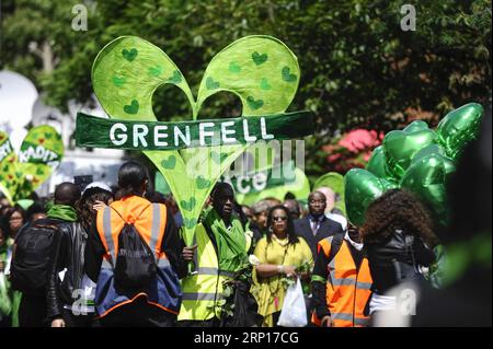 (180614) -- LONDRA, 14 giugno 2018 -- Survivor e parenti prendono parte a una marcia silenziosa a Ladbroke Grove,?West London,?Britain, 14 giugno 2018. Più di 200 sopravvissuti sono stati autorizzati di nuovo all'interno della Grenfell Tower a Londra giovedì per aiutarli a comprendere la portata del disastro, in quanto la capitale britannica ha segnato il primo anniversario dell'incendio mortale. Un totale di 223 persone sono sfuggite all'incendio un anno fa, mentre 72 sono state uccise. ) BRITAIN-LONDON-GRENFELL?TOWER-FIRE-ONE YEAR ANNIVERSARY STEPHENXCHUNG PUBLICATIONXNOTXINXCHN Foto Stock