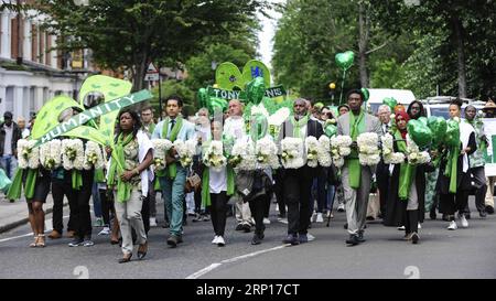 (180614) -- LONDRA, 14 giugno 2018 -- Survivor e parenti prendono parte a una marcia silenziosa a Ladbroke Grove,?West London,?Britain, 14 giugno 2018. Più di 200 sopravvissuti sono stati autorizzati di nuovo all'interno della Grenfell Tower a Londra giovedì per aiutarli a comprendere la portata del disastro, in quanto la capitale britannica ha segnato il primo anniversario dell'incendio mortale. Un totale di 223 persone sono sfuggite all'incendio un anno fa, mentre 72 sono state uccise. ) BRITAIN-LONDON-GRENFELL?TOWER-FIRE-ONE YEAR ANNIVERSARY STEPHENXCHUNG PUBLICATIONXNOTXINXCHN Foto Stock