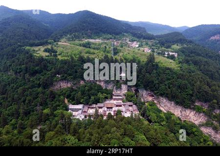 (180615) -- QINYUAN, 15 giugno 2018 -- foto aerea scattata il 15 giugno 2018 mostra la riserva naturale nazionale di Lingkongshan nella contea di Qinyuan, nella provincia dello Shanxi della Cina settentrionale. Con un tasso di copertura forestale del 56,7%, la contea di Qinyuan, situata nella parte orientale del monte Taiyue, ha guadagnato una fama di barra di ossigeno naturale . (Zwx) CHINA-SHANXI-QINYUAN COUNTY-SCENERY (CN) ZhanxYan PUBLICATIONxNOTxINxCHN Foto Stock