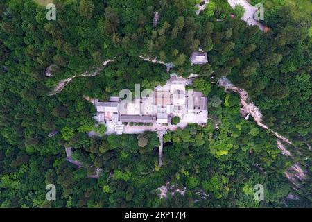 (180615) -- QINYUAN, 15 giugno 2018 -- foto aerea scattata il 15 giugno 2018 mostra la riserva naturale nazionale di Lingkongshan nella contea di Qinyuan, nella provincia dello Shanxi della Cina settentrionale. Con un tasso di copertura forestale del 56,7%, la contea di Qinyuan, situata nella parte orientale del monte Taiyue, ha guadagnato una fama di barra di ossigeno naturale . (Zwx) CHINA-SHANXI-QINYUAN COUNTY-SCENERY (CN) ZhanxYan PUBLICATIONxNOTxINxCHN Foto Stock