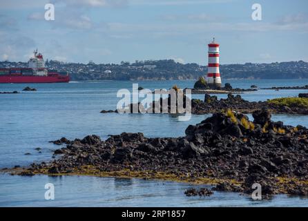 (180616) -- AUCKLAND, 16 giugno 2018 -- Un faro è stato visto sulla lava di Rangitoto Island, Auckland, nuova Zelanda, il 16 giugno 2018. Rangitoto Island, situata ad est di Auckland, si è formata da eruzioni vulcaniche circa 600 anni fa. yk) NUOVA ZELANDA-AUCKLAND-RANGITOTO ISLAND-VULCANICA ISLAND GuoxLei PUBLICATIONxNOTxINxCHN Foto Stock