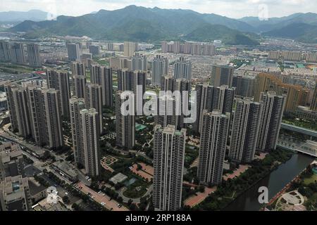 (180616) -- NINGBO, 16 giugno 2018 -- foto aerea scattata il 15 giugno 2018 mostra una vista di Beilun a Ningbo, nella provincia di Zhejiang nella Cina orientale. Trasformata da villaggio di pescatori, Beilun sta diventando un'area urbana costiera con industria portuale. Ningbo Economic and Technological Development zone, Ningbo Free Trade zone, Ningbo Daxie Development zone, Ningbo Export Processing zone e Ningbo Meishan Bonded area si trovano a Beilun. Il trasporto merci del porto di Ningbo Zhoushan, con il porto di Beilun come centro, si è classificato il primo in nove anni consecutivi in tutto il mondo. La popolazione di Beilun l'ha fatto Foto Stock