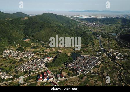 (180616) -- NINGBO, 16 giugno 2018 -- foto aerea scattata il 14 giugno 2018 mostra una vista del villaggio di Sanshan a Beilun di Ningbo, nella provincia di Zhejiang nella Cina orientale. Trasformata da villaggio di pescatori, Beilun sta diventando un'area urbana costiera con industria portuale. Ningbo Economic and Technological Development zone, Ningbo Free Trade zone, Ningbo Daxie Development zone, Ningbo Export Processing zone e Ningbo Meishan Bonded area si trovano a Beilun. Il trasporto merci del porto di Ningbo Zhoushan, con il porto di Beilun come centro, si è classificato il primo in nove anni consecutivi in tutto il mondo. I populisti Foto Stock