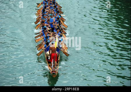 (180617) -- ZHENYUAN, 17 giugno 2018 -- i partecipanti partecipano ad un corso di formazione per una corsa di draghi sul fiume Wuyang nella contea di Zhenyuan, nella provincia di Guizhou, nella Cina sud-occidentale, 16 giugno 2018. La gara di Dragon Boat è un evento tradizionale per il Dragon Boat Festival, che cade il quinto giorno del quinto mese del calendario lunare cinese, o il 18 giugno di quest'anno. ) (Yxb) CHINA-GUIZHOU-DRAGON BOAT RACE-TRAINING(CN) YangxWenbin PUBLICATIONxNOTxINxCHN Foto Stock