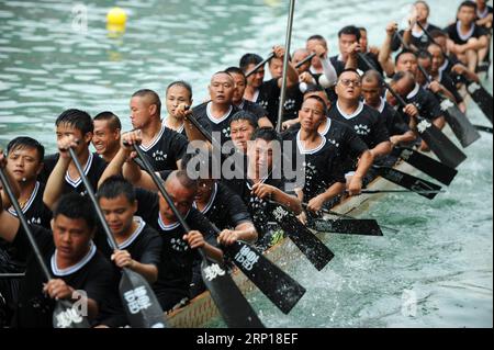 (180617) -- ZHENYUAN, 17 giugno 2018 -- i partecipanti partecipano ad un corso di formazione per una corsa di draghi sul fiume Wuyang nella contea di Zhenyuan, nella provincia di Guizhou, nella Cina sud-occidentale, 16 giugno 2018. La gara di Dragon Boat è un evento tradizionale per il Dragon Boat Festival, che cade il quinto giorno del quinto mese del calendario lunare cinese, o il 18 giugno di quest'anno. ) (Yxb) CHINA-GUIZHOU-DRAGON BOAT RACE-TRAINING(CN) YangxWenbin PUBLICATIONxNOTxINxCHN Foto Stock