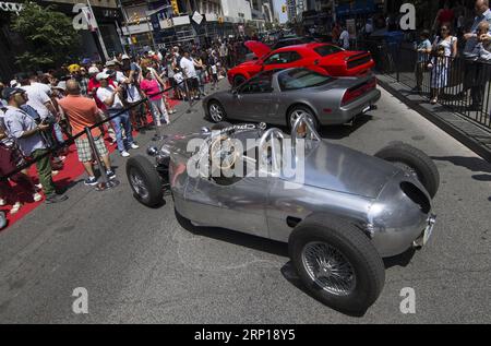 (180618) -- TORONTO, 18 giugno 2018 -- le persone visitano il 2018 Yorkville Exotic Car Show su Bloor Street a Toronto, Canada, 17 giugno 2018. Con oltre 110 auto classiche ed esotiche, questo evento annuale è iniziato domenica. )(gj) CANADA-TORONTO-EXOTIC CAR SHOW ZouxZheng PUBLICATIONxNOTxINxCHN Foto Stock